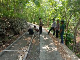 Monitoring kegiatan pembangunan di Kalurahan Jetis - Panewu Saptosari dan Pendamping Dana Desa