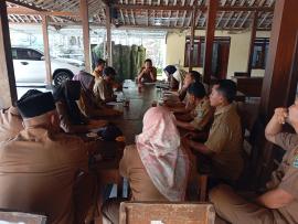 Rapat koordinasi pamong Kalurahan.