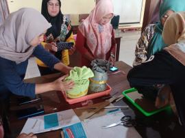 Pelatihan Pembuatan Sanggan Manten di Kalurahan Jetis dalam Rangka Program Pustakaan Berbasis TPBIS