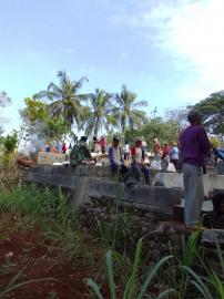 Warga Padukuhan Mojosari dan padukuhan  Dondong Gelar Kerja Bakti di Area Makam Motomanuk