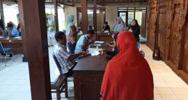 Penyaluran BLTS Kesra di Aula Balai Kalurahan Jetis