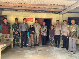 KEGIATAN PEMASANGAN STIKER BAGI WARGA PENERIMA BANSOS DI KALURAHAN JETIS